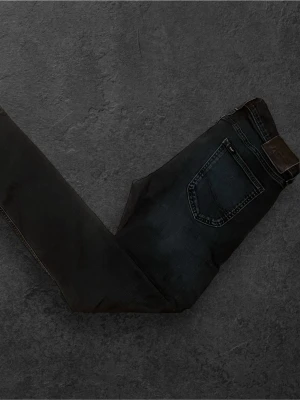 Svarta Lee Luke jeans W30 L32 - Säljer ett par svarta Lee Luke jeans i storlek W30 L32. Jeansen har en smal passform med klassisk femficksdesign och subtila slitningar framtill. Tillverkade i mjukt bomullsmaterial med lite stretch för extra komfort.