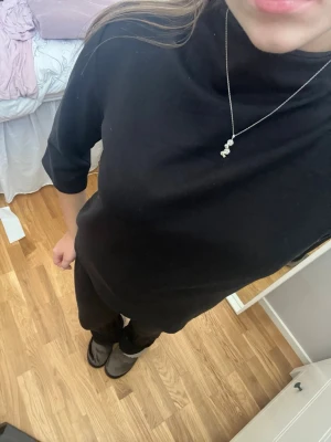 SVART TOPP - Jättesnygg svart topp i nyskick men ganska lång hals. Perfekt när man känner sig lite vinterblek och perfekt som basic eller lite extra outfit! Säljer då jag aldrig använt den, köp nu eller ge prisförslag.💗🤩