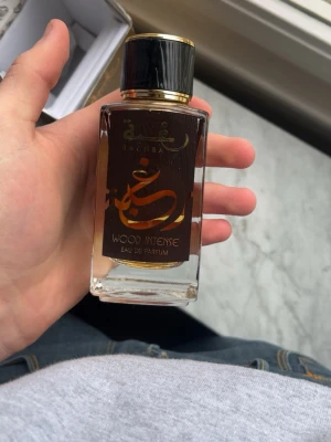 Raghba Wood Intense EdP - Raghba Wood Intense Eau de Parfum från Lattafa. Tillverkad i Förenade Arabemiraten. Ingredienser: alkohol, vatten, parfym. Snygg flaska med unik design – perfekt för dig som vill sticka ut.
