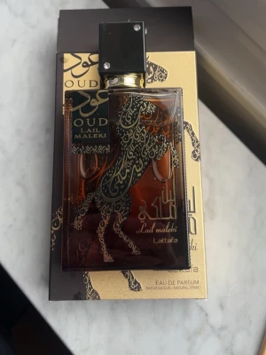 Oud Lail Maleki EdP 100ml - Oud Lail Maleki från Lattafa är en Eau de Parfum på 100 ml. Ingredienser: alkohol denat, parfym, vatten, linalool, limonene, benzyl salicylate, citronellol, geraniol, alpha-isomethyl ionone, eugenol, citral, benzyl benzoate, benzyl alcohol, cinnamal. Tillverkad av Lattafa Perfumes Industries L.L.C.