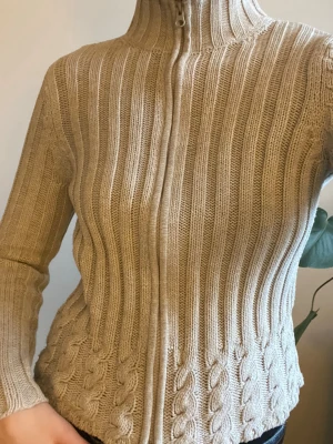 Stickad kofta/tröja från Mexx - Jättefin tröja/kofta från Mexx! Säljer då den är lite liten för mig, lappen säger M/L men skulle nog säga att den passar S/xs bättre!! 