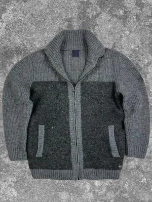 Stickad zip tröja grå  - Simpel och stilren perfekt nu i vinter. Defekter-nopprig, bra skick. Skriv vid fundering. Mått: A:41 B:45 C:39 D:62 (cm) 😊🙌