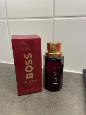 Parfym Hugo Boss - Hugo Boss Elixir. Säljer då jag inte använder den. Endast sprutat 4 gånger så den är typ helt ny. 50ml