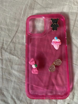 Rosa mobilskal iphone 12/12 pro 100kr - Ska sälja den.Den är neon rosa med charms.Limited edition 