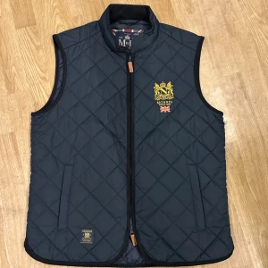 Morris väst - Säljer nu denna jättefina Morris väst som är endast använd 1 gång. Storlek M, nypris 1300. Kvitto finns! Vid fler frågor tveka inte på att höra av dig vid intresse