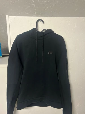 Nike tech hoodie - En Nike tech, en lite nyare modell, som är väldigt bekväm och skön. Det finns inga defekter på den och den är knappast använd.