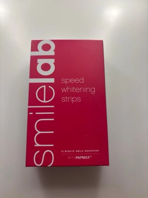 Smilelab Speed Whitening Strips - Smilelab Speed Whitening Strips i snyggt rosa förpackning. Innehåller flera individuellt förpackade strips för enkel användning. Perfekt för dig som vill ha vitare tänder snabbt. Kommer med instruktioner i boxen. Använt tre av omgångar.