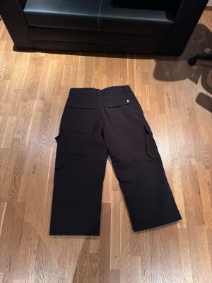 Harlaut apparel skidbyxor  - Säljer mina Harlaut apparel skidbyxor då dem va fel storlek för mig. Helt nya med alla taggar. Aldrig använda. 