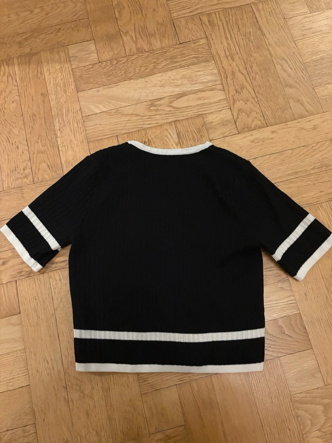 Svartvit ribbad kofta med knappar - 1