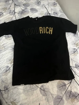 Hoodrich t-shirt limited edition - Svart Hoodrich tröja (Limited Edition) använd 5-10 gånger men börjar bli liten för mig så säljer den vidare. STORLEK S