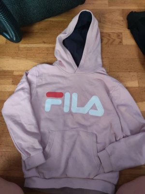 Rosa fila hoodie barn - Rosa fila hoodie barn. Strl 134/140. 