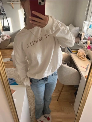 Sweatshirt - Jätte fin vit sweatshirt med trycket ”St. Moritz” på sig💗 Storlek S men passar Xs-M💗