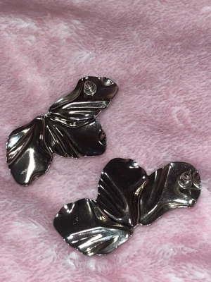 Silver Örhängen blomma - De är ljusare än va de ser ut på bild. Använda 1 gång