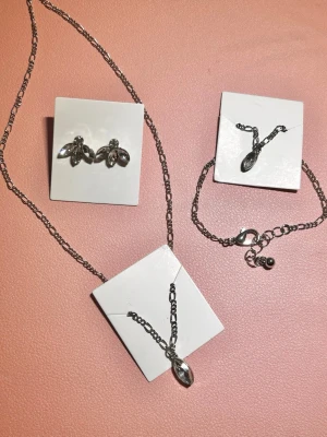 Smyckesset - Ett silvrigt smyckesset från guldfynds julkalender 2024 som består av halsband, armband och örhängen. Aldrig använt🩶