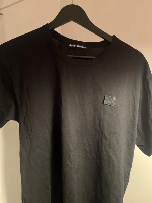 Acne T shirt  - Svart acne tisha som är i princip helt oanvänd, endast testad och bortryckt lapp. Kostar 2500 på acne studios.