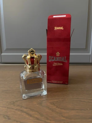 Scandal EdT 50ml Jean Paul Gaultier - Scandal från Jean Paul Gaultier med originalförpackning. Ungefär 30ml kvar. BYTEN FUNKAR OM DU FINNS I STOCKHOLM