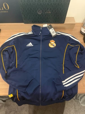 Real Madrid tröja - Nytt skick. Ordinarie pris 1199kr