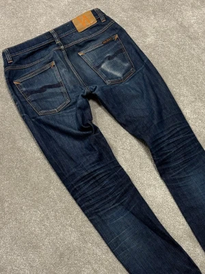 Nudie Jeans - Nudie Jeans | Modell: Grim tim | Skick 8/10 bra | *sliten gren+fläck | Nypris ca 2500kr | Mitt pris 799kr | Midja: 41cm | Ytterbenslängd: 103cm | Benöppning: 17cm | Lår: 28cm | Kom gärna pm vid frågor eller funderingar | Postas eller möts upp i Gävle!