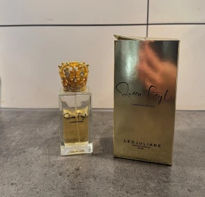 Queen Feyli Eau de Parfum - Queen Feylis parfym L’amour de soi från Leojuliane. Flaskan innehåller 50 ml och lite mer än hälften är kvar! Kommer i sin originalförpackning. 
