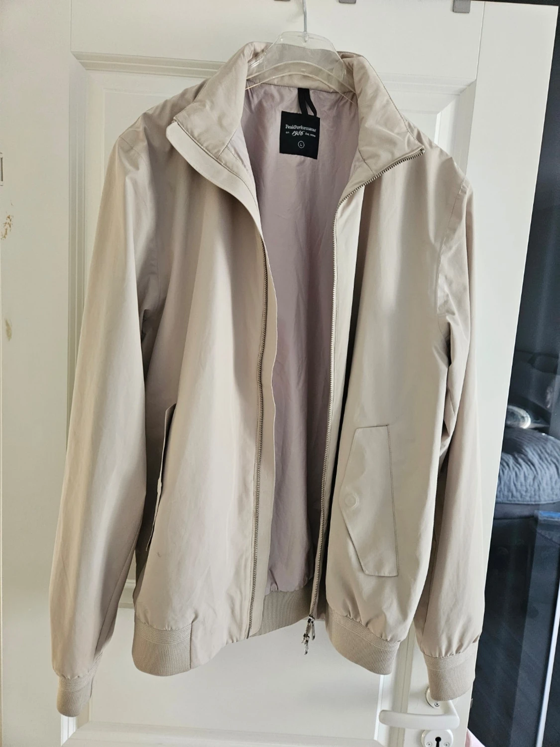 Beige vindjacka från Peak Performance - 1