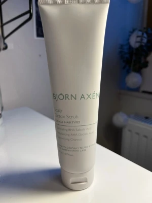 Björn Axén scalp scrub  - En helt ny och oöppnad hårbottenskrubb från Björn Axén. Säljer då jag redan har en. Från Lyko. 