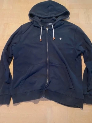 Morris zip hoodie - Jag säljer en riktigt fet zip hoodie från Morris🤩 || Skick: 8,5/10 ||Storlek: L men passar också M || Modellen är 178cm🙌 || Tveka inte på att ställa frågor😉