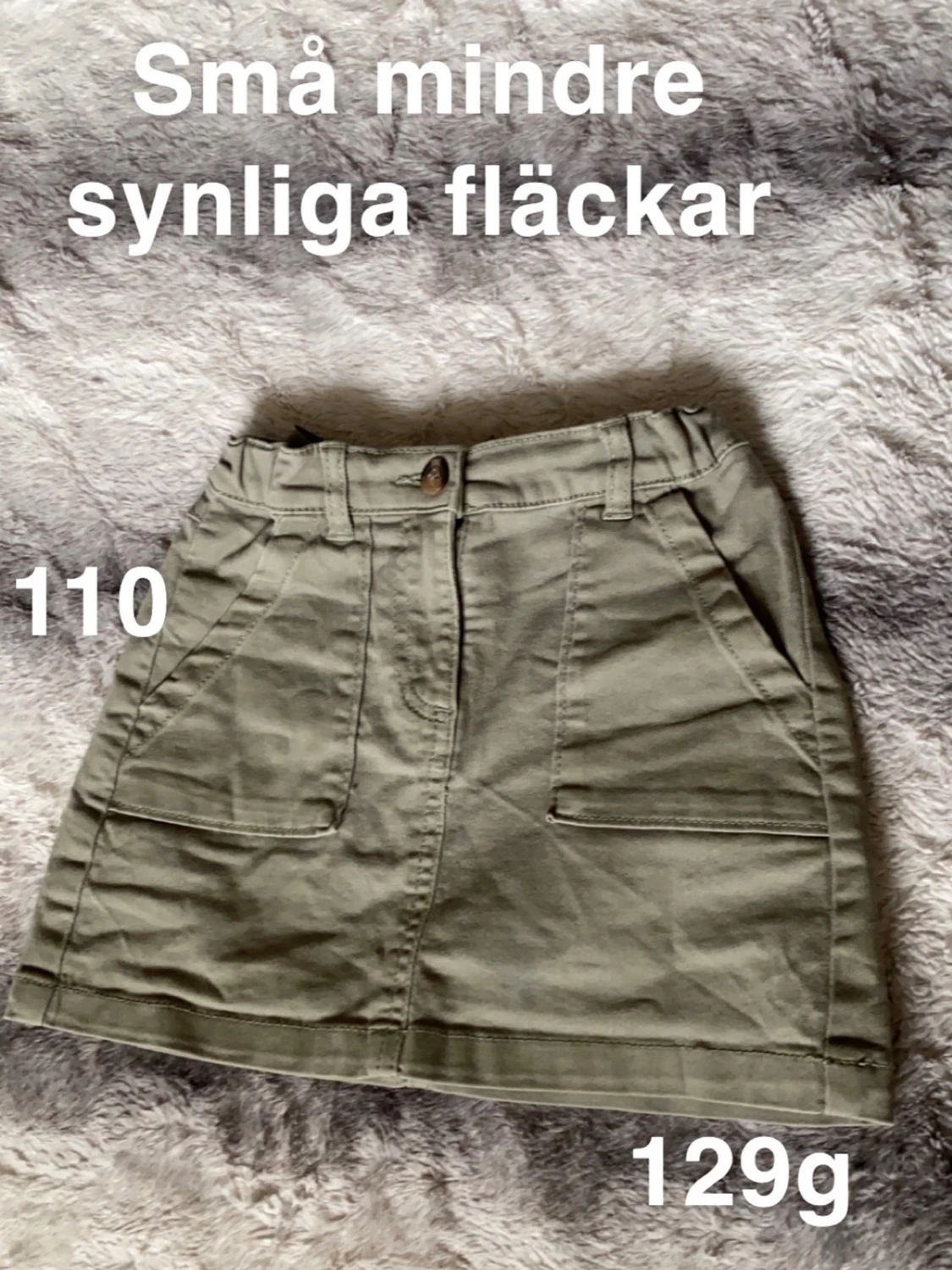 Grön kortkjol med fickor