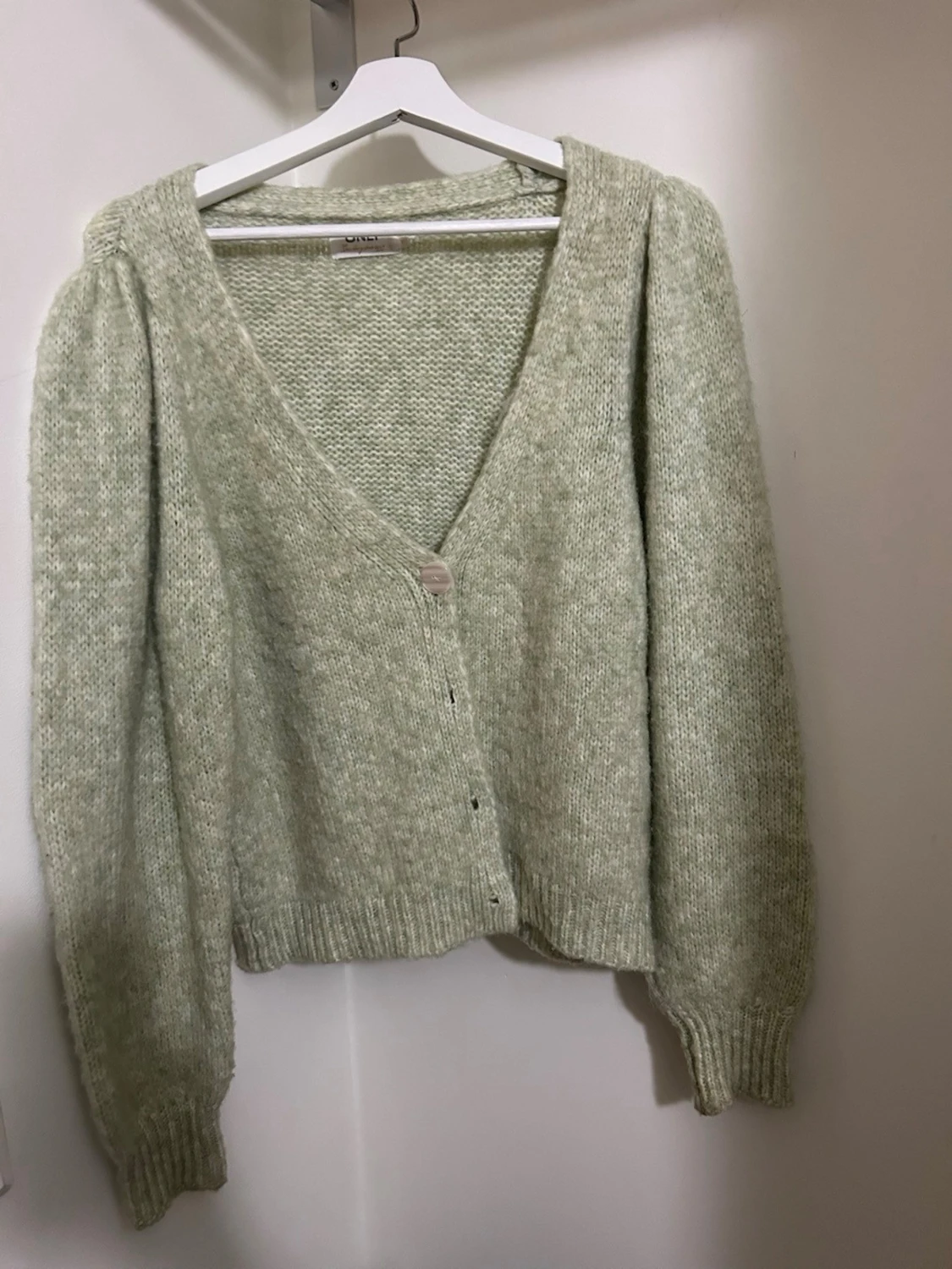 Ljusgrön stickad kofta från ONLY