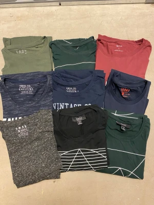 9 st T-shirts  - Säljer nu 9 stycken T-shirts med tryck. Köpta från New Yorker och nästan aldrig blivit använda.  Nypris ligger på cirka 100kr och jag säljer alla 9 för 250kr.  Perfekt för dig som vill slippa skrolla runt i evigheter eller slippa betala frakt för 9 separata annonser.  Frakt inom 24h, skriv vid frågor eller intresse! 🌟🌟