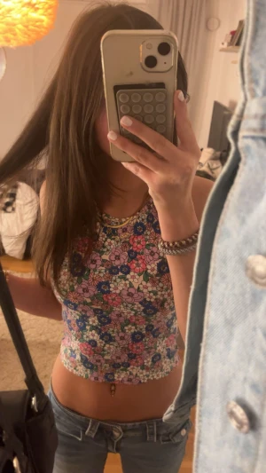 Blommig croppad linnetopp från Bik Bok - Superfin croppad linnetopp från Bik Bok med färgglatt blommigt mönster!! Toppen har knyt i nacken och öppen rygg🙌🏻🥰