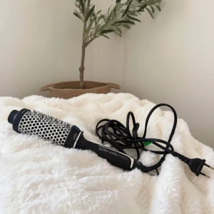 Värmeborste - En 45mm värmeborste från Björn Axén som inte var något för mig, endast testat en gång. Som ny!!