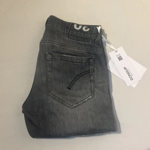Grå Dondup George jeans - Grå Dondup jeans i storlek 30. 9/10 skick med bara lite tecken på användning och inga deffekter. Nypris: 3500. Mitt pris: 799! Satt i sten. Modell:George          Det är bara att skriva vid fynderingar!😁