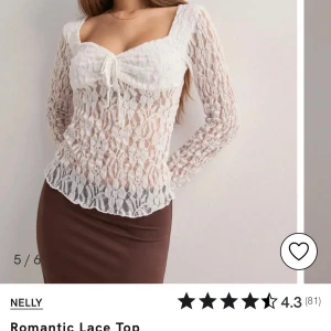 Svart spetsblus från Nelly - Säljer en svart långärmad spetsblus från Nelly med snygg snörning framtill. Blusen är transparent med blommigt spetsmönster och har en figurnära passform. Använd endast en gång så i gott skick! hör av er för mer frågor 💘