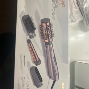 BaByliss Air Style - Multi-hairstyler från babyliss. Köpt för ca ett halvår sen och endast testat 2 av munstyckena en gång. Man får med 4 munstycken, för alla möjliga hårstylingar. Endast munstycke 1 och 3 är testade, men har rengjort och fått bort i princip allt hår. Fungerar super bra, säljer då jag köpt en ny.