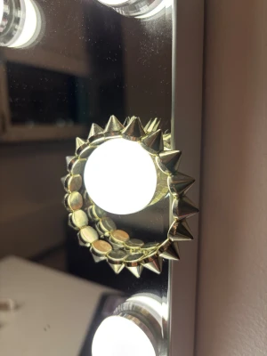 Guldigt armband med nitar - Säljer ett coolt armband i guldton med konformade nitar runt hela armbandet. 