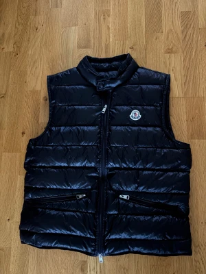Moncler Gui - Svart dunväst från Moncler - storlek 2. Införskaffades förra året och använd under enstaka tillfällen. Den är i ett mycket bra skick och köpt från TMX. 