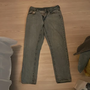Grå jeansbyxor från Vailent XS - Snygga grå jeansbyxor från Vailent i storlek XS. Klassisk femficksmodell med rak passform och normal midja. Jeansen har en cool tvättad look och är tillverkade i slitstarkt denimtyg. Perfekta för dig som gillar en enkel och stilren vibe.