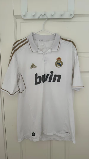 Äkta Real madrid 11/12 Fotbollströja L - Real Madrids hemmatröja från säsongen 11/12, väldigt bra skick förutom lite slitningar på sponsorn