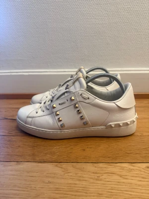 Valentino rockstud sneakers  - Säljer nu dessa fina valentino skor | Super fint skick | Storlek 41,5 | Givetvis äkta |
