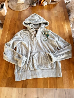 Vintage Abercrombie & Fitch Hoodie🗽 - Säljer en tvärfet vintage hoodie från Abercrombie & Fitch i storlek L som sitter som en M. Hoodien är i bra skick! Skickas nytvättad och fraktar direkt!