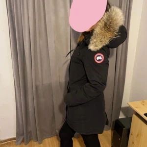  Canada Goose Victoria Parka - Hej, säljer pga jag inte använder den längre. Jackan har två fickor på insidan och utsidan. Går att spänna åt på insidan om man vill få form i jacka gör även att de passar flera storlekar xs-s-m🥰Den är även super varm perfekt nu för vintern. Kontakta mig för fler frågor / bilder💕
