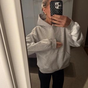 Grå Hoodie från Gina - Säljer en grå oversized hoodie med stor huva och magficka. Tröjan har långa ärmar och sälj pga användnings brist🩷 Teöjan har inga stora defekter mer ön att den är lite noppeig vid magen🫶🏻