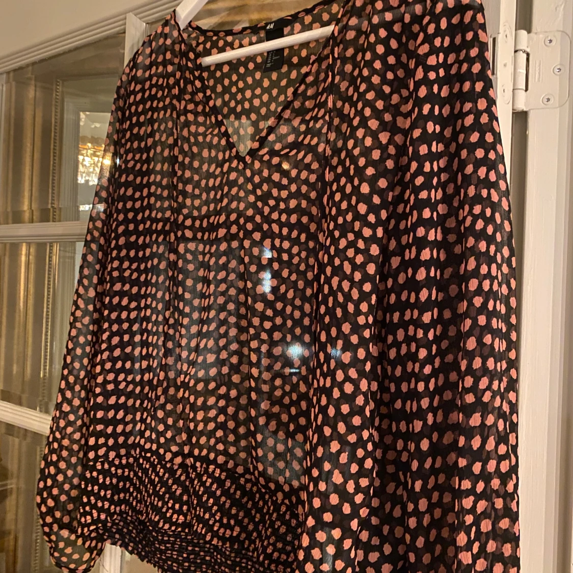 Svart och rosa prickig blus från H&M