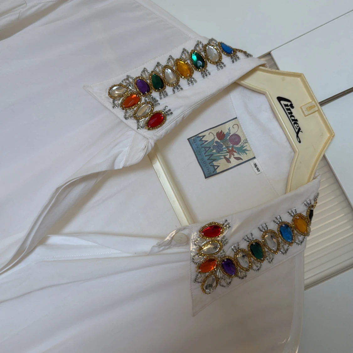 Vit skjorta med pärlor från Mama - 2