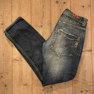 Blå Dondup jeans - Snygga blå jeans från Dondup med  slitningar och detaljerade sömmar.            Längd 87cm