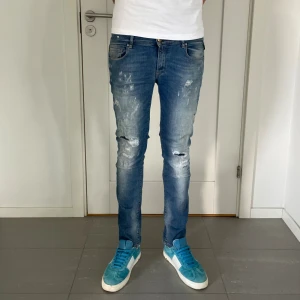 Replay Jeans - Säljer nu dessa Replay Jeans med skrikige i populär design, W31 o L30,  skriv för fler bilder/frågor🙌🏼