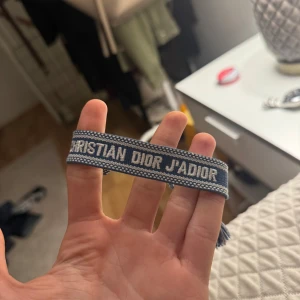 Dior Armband - Säljer detta dior armband med justerbara spännen så att de ska passa alla