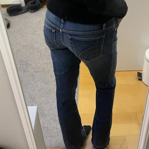Mörkblå bootcut jeans - Lågmidjade, bootcut, aldrig använd!