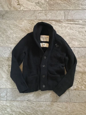 Abercrombie and Fitch cardigan - Riktigt snygg och skön Abercrombie and Fitch kofta i st M! Bra skick! Hör av dig vid ytterligare frågor! Mvh Henry 