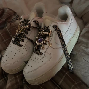 Nike Air Force 1 Med Detaljer/Smycken - helt nya knappt använda Nike Air Force 1 med detaljer/smycken på, alla smycken ingår, även ett par vita skosnören (originella skosnören till skorna) om så önskas.